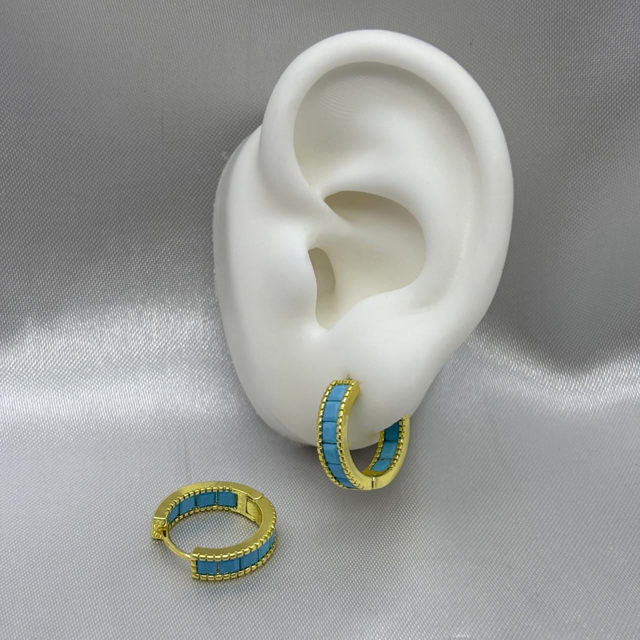 #HOL166 - Huggie Circular Con Piedra Zirconia Oro Laminado 18K - LA035/