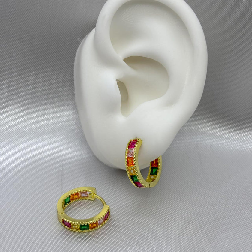 #HOL166 - Huggie Circular Con Piedra Zirconia Oro Laminado 18K - LA035/