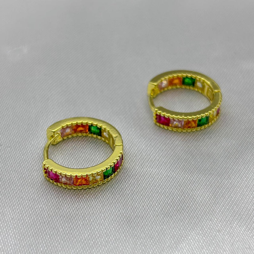 #HOL166 - Huggie Circular Con Piedra Zirconia Oro Laminado 18K - LA035/