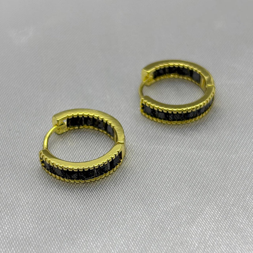 #HOL166 - Huggie Circular Con Piedra Zirconia Oro Laminado 18K - LA035/