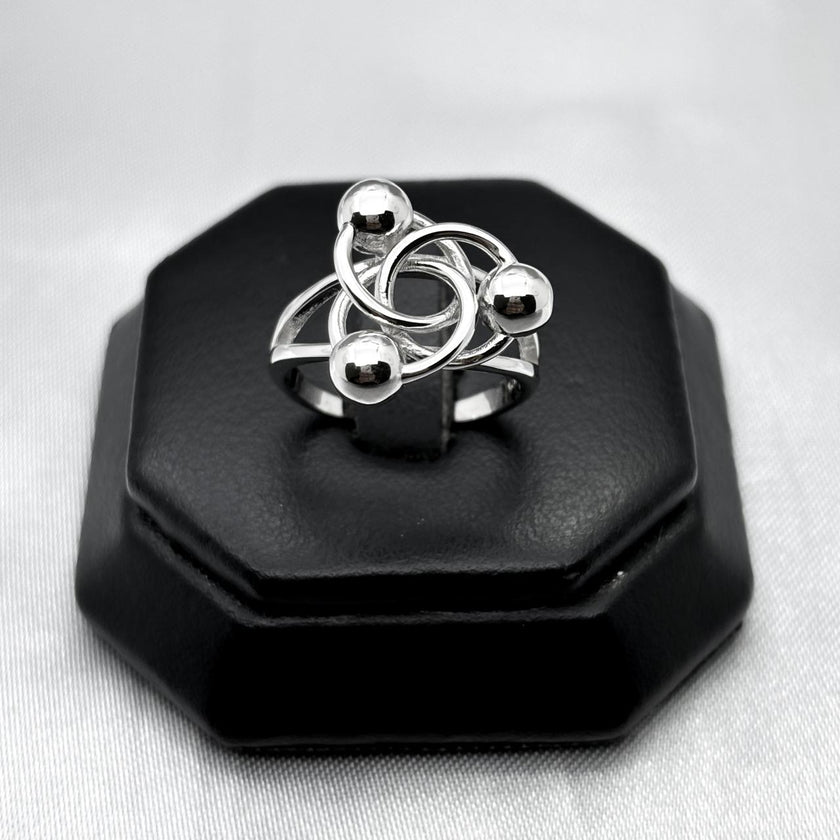 #J103 - Juego Huggies Y Anillo Triqueta De Plata - B18/10.3