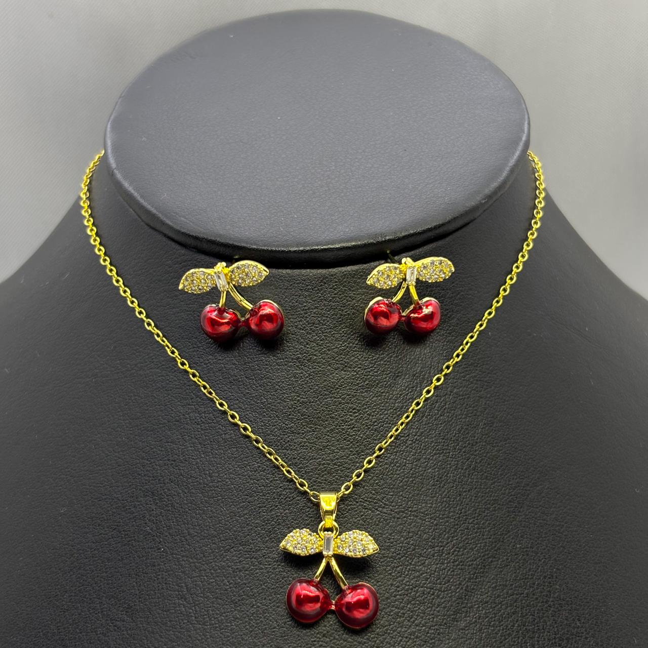 #JOL116 - Juego Gargantilla Y Broquel Cherry/Cerezas Con Zirconia Oro Laminado 18K - LA030/