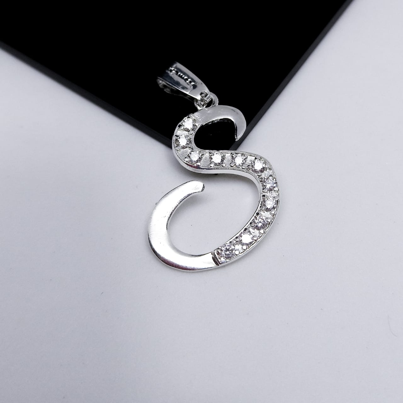 #D106 - Dije De Letra Grande Piedra Zirconia Plata - A13/2.2