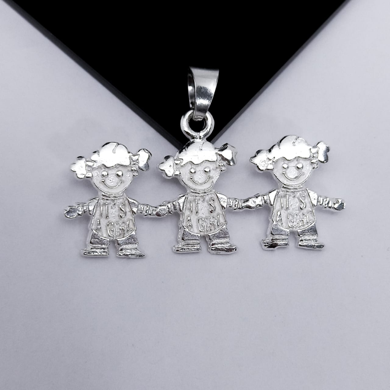 #D226 - Dije De 3 Niños o Niñas - A07/2.8