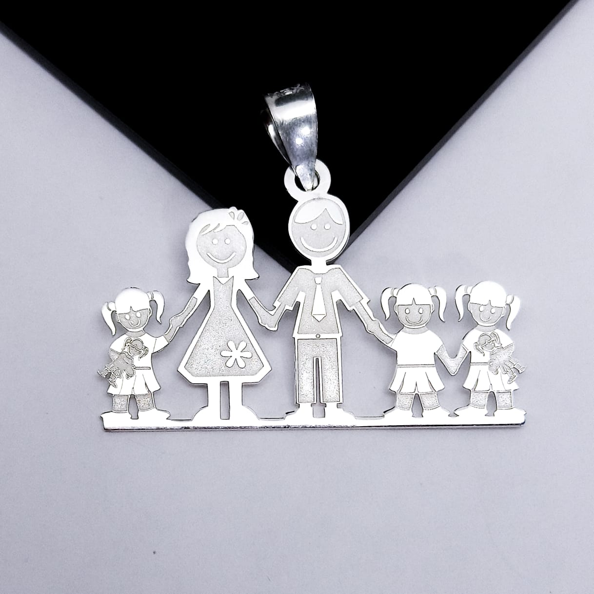 #D126 - Dije Familiar Mamá, Papá y 3 Niños o Niñas Plata - A19/2.9