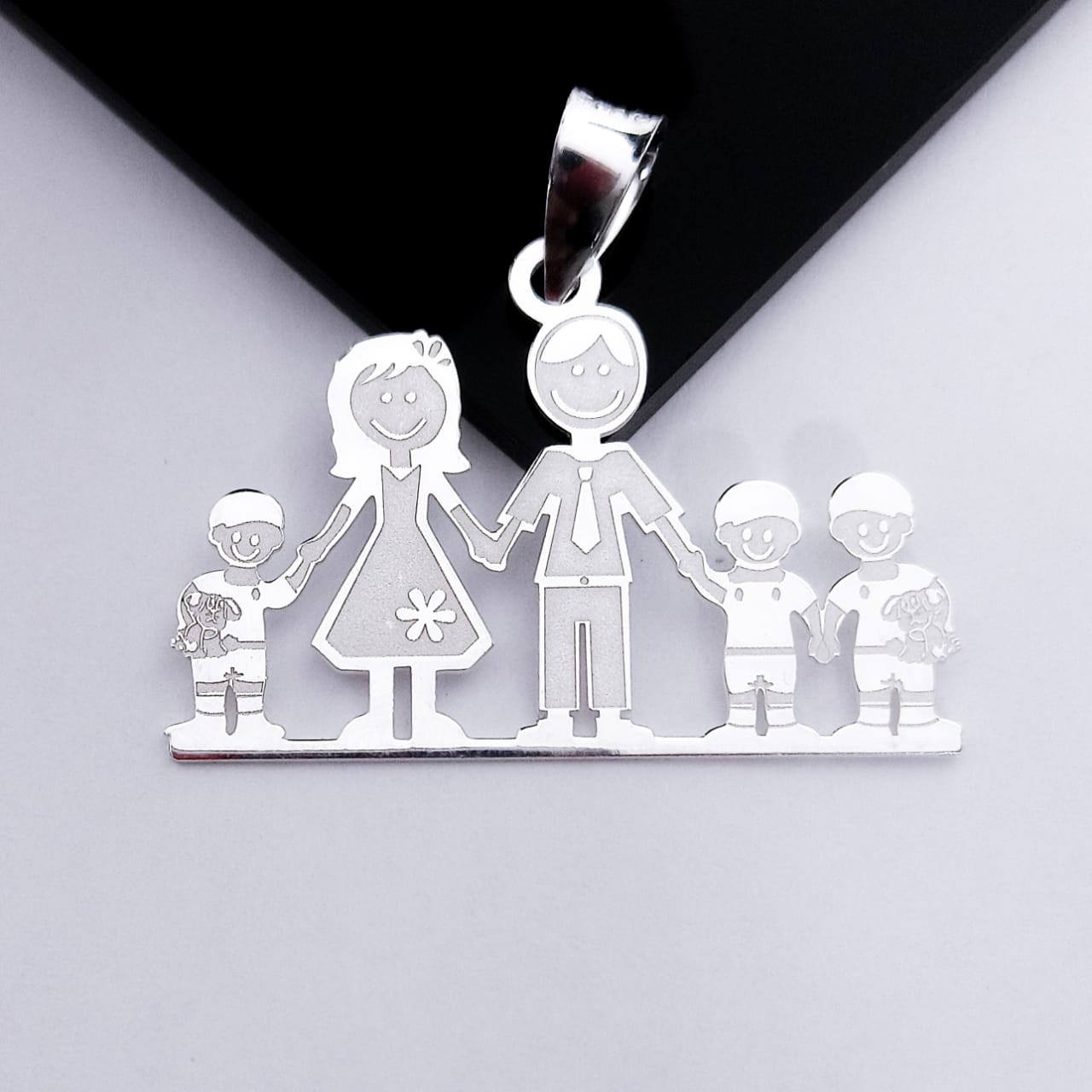 #D126 - Dije Familiar Mamá, Papá y 3 Niños o Niñas Plata - A19/2.9