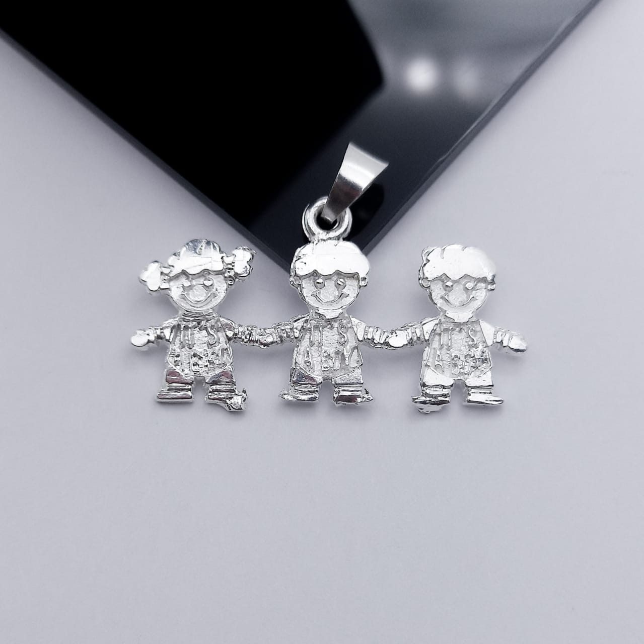 #D226 - Dije De 3 Niños o Niñas - A07/2.8