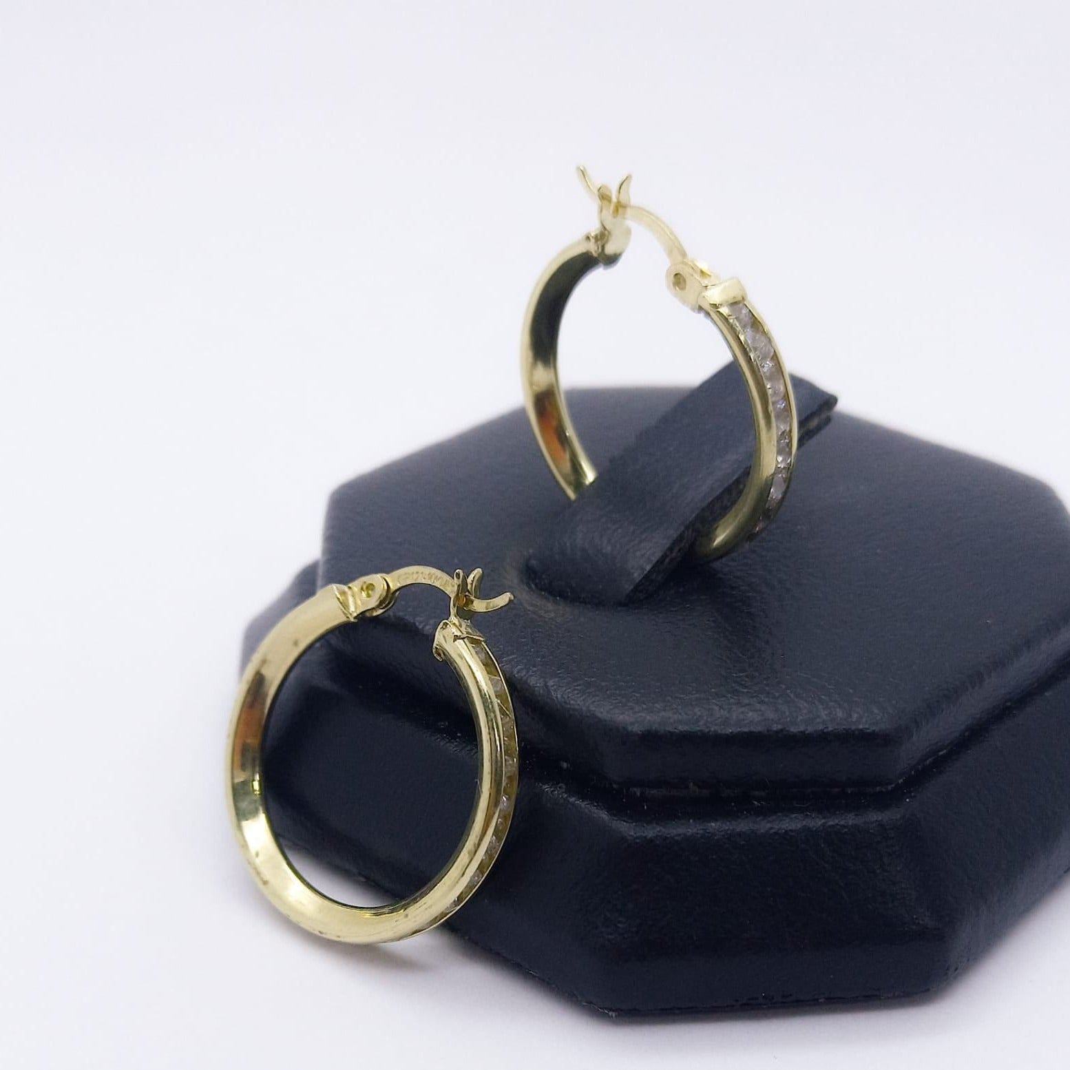 #ARR10103 - Arracada De Canal Con Piedra De Oro 10k - H05/3.6