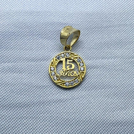 #D10119 - Dije / Medalla De 15 Años De Oro 10k - H02/0.9