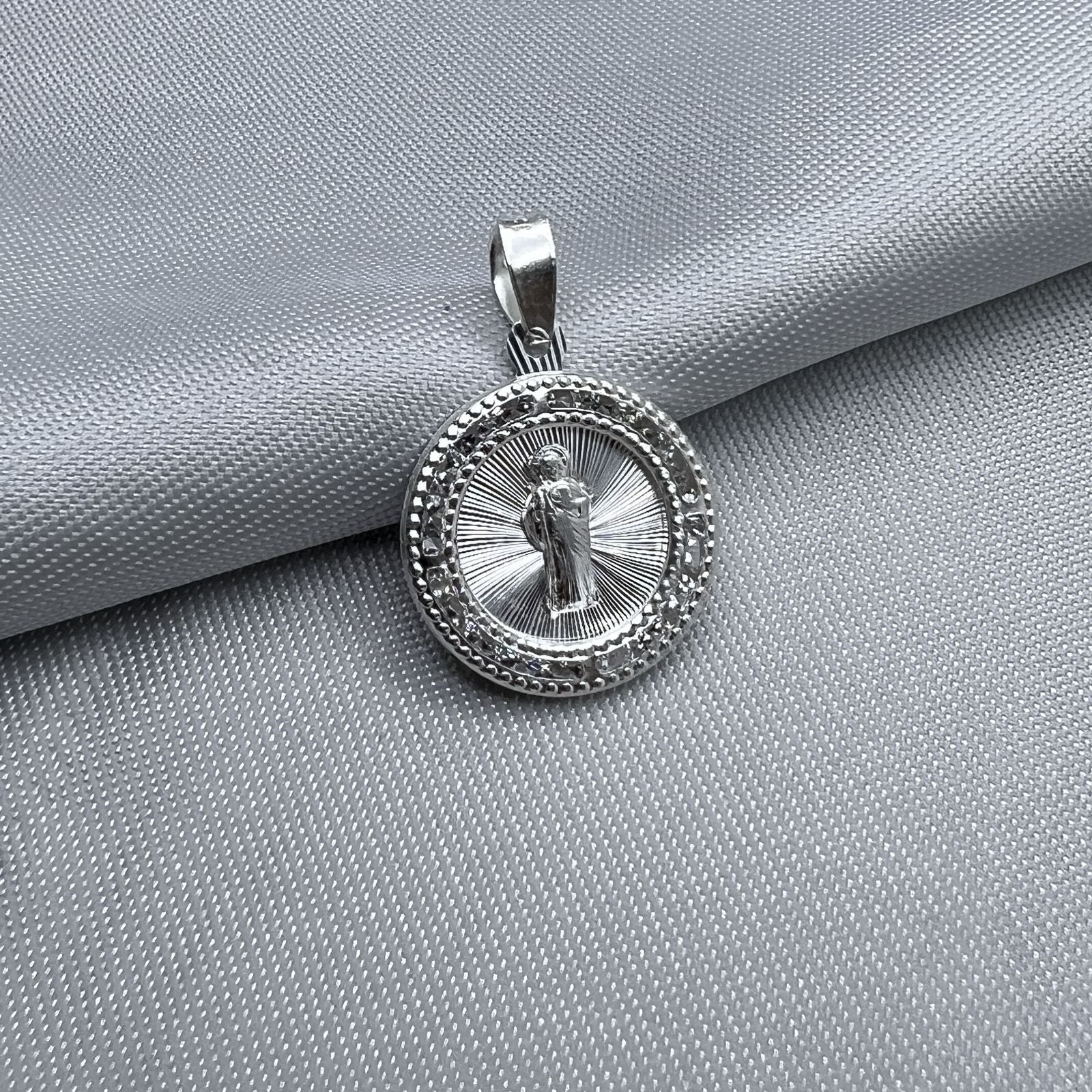 #D565 - Dije De San Judas Tadeo Circular Con Piedra Zirconia Plata - A13/1.3