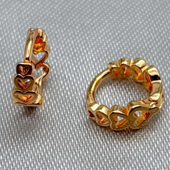 #HOL118 - Huggie De Corazones Oro Laminado 18k - LA020/