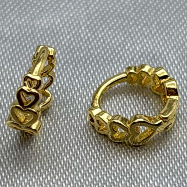 #HOL118 - Huggie De Corazones Oro Laminado 18k - LA020/