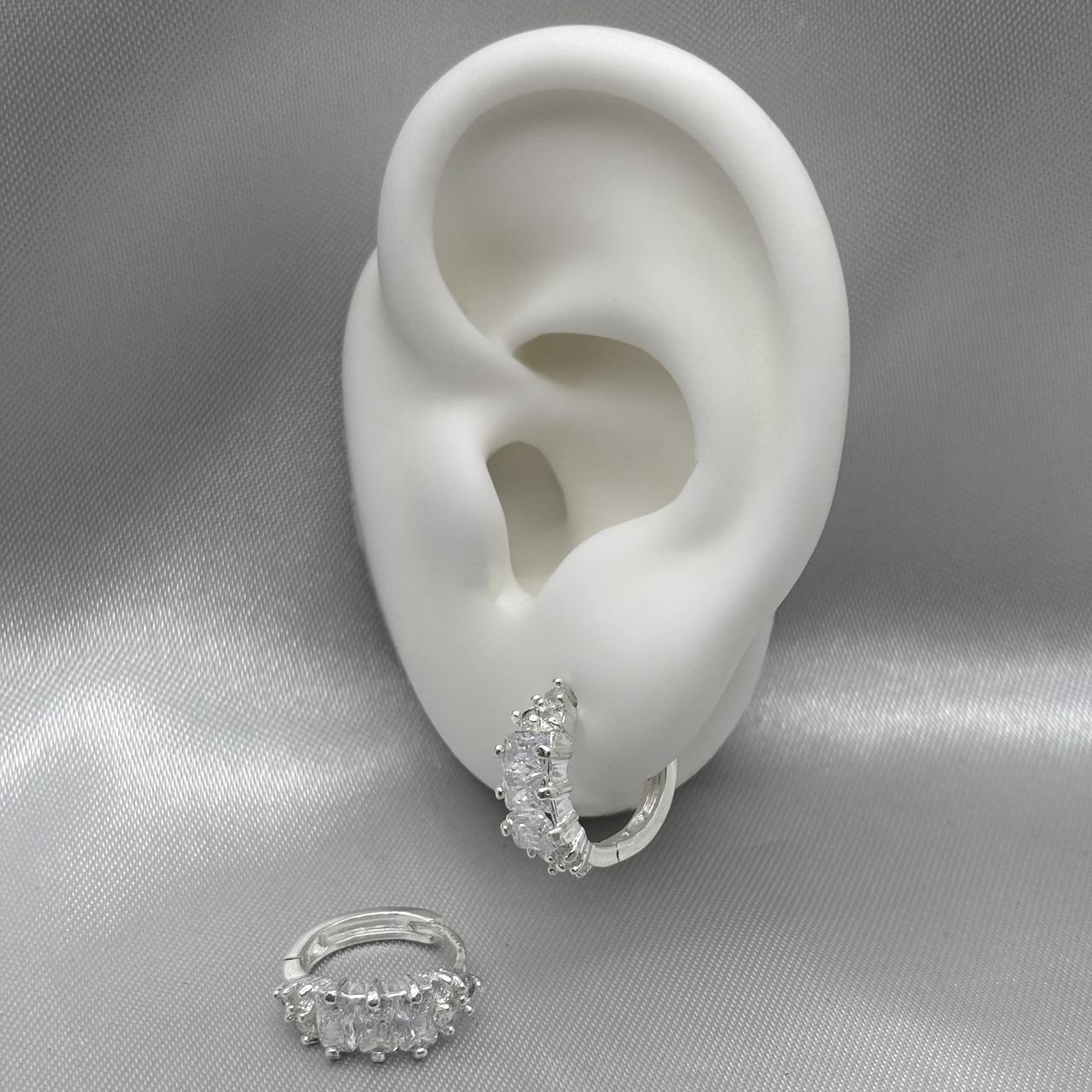 #H112 - Huggie Con Zirconia Plata - F4.0