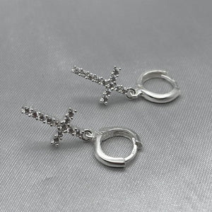 #H162 - Huggie Colgante De Cruz Con Zirconia Plata - F3.6