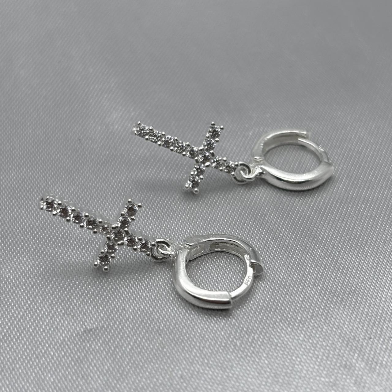 #H162 - Huggie Colgante De Cruz Con Zirconia Plata - F3.6