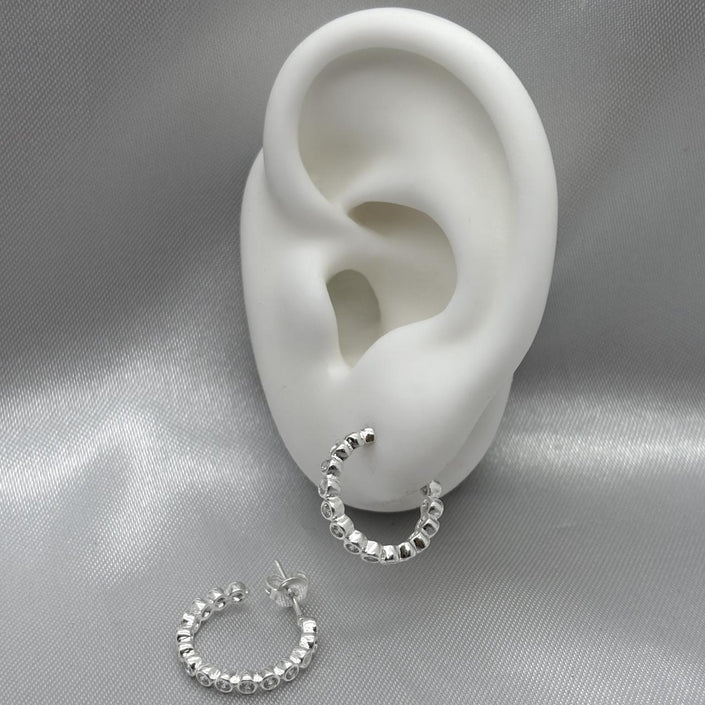 #H148 - Huggie Con Zirconia Circular Plata - A13/2.5