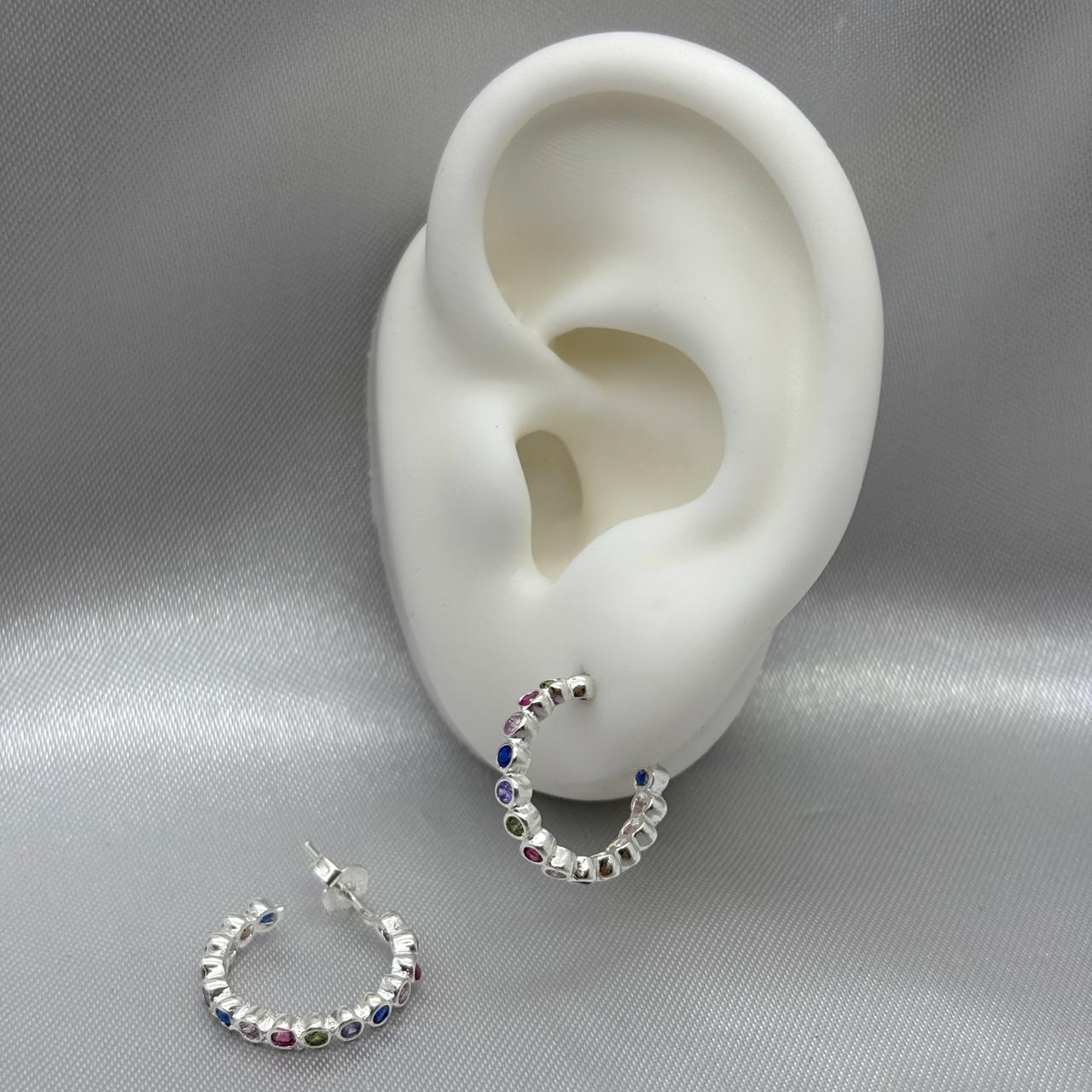 #H148 - Huggie Con Zirconia Circular Plata - F2.5