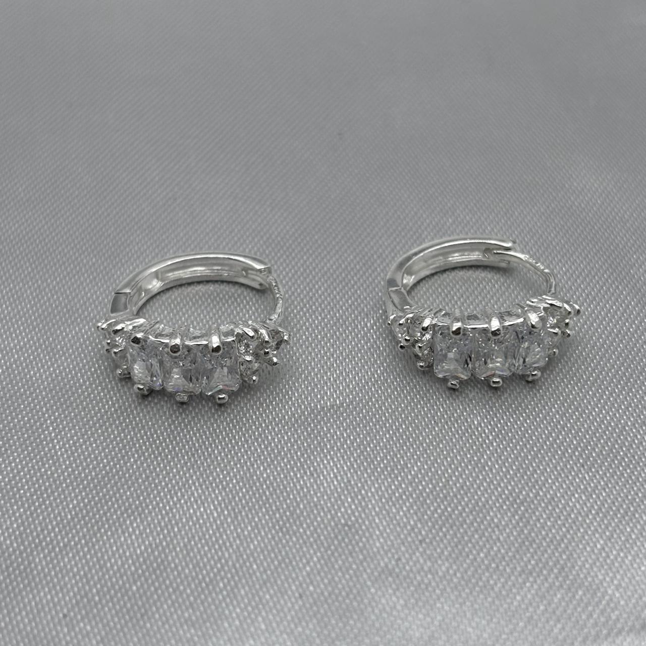 #H112 - Huggie Con Zirconia Plata - F4.0