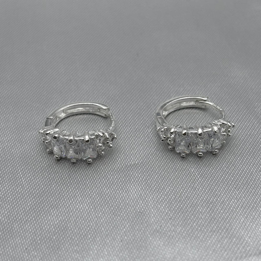 #H112 - Huggie Con Zirconia Plata - F4.0