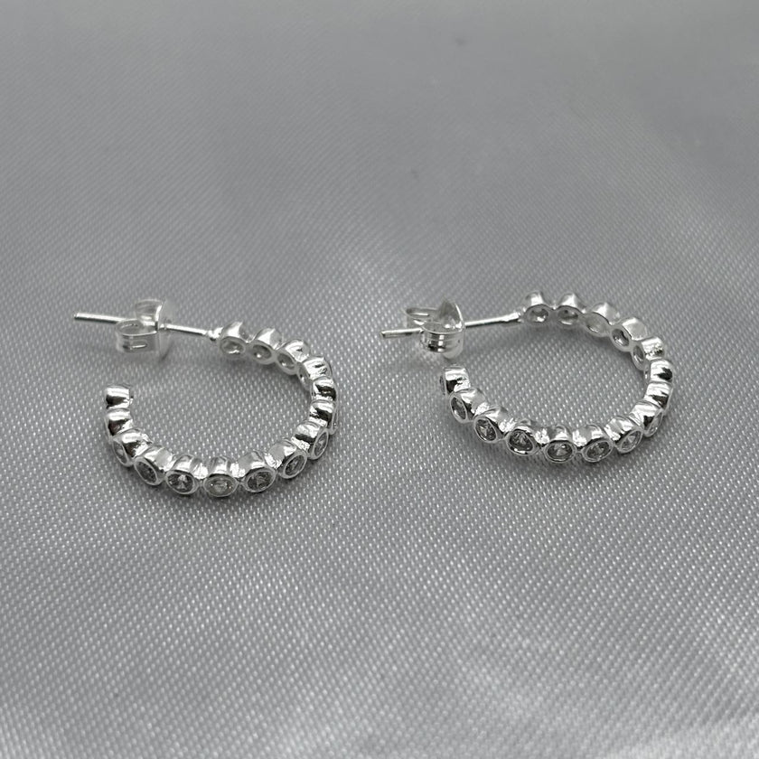 #H148 - Huggie Con Zirconia Circular Plata - F2.5