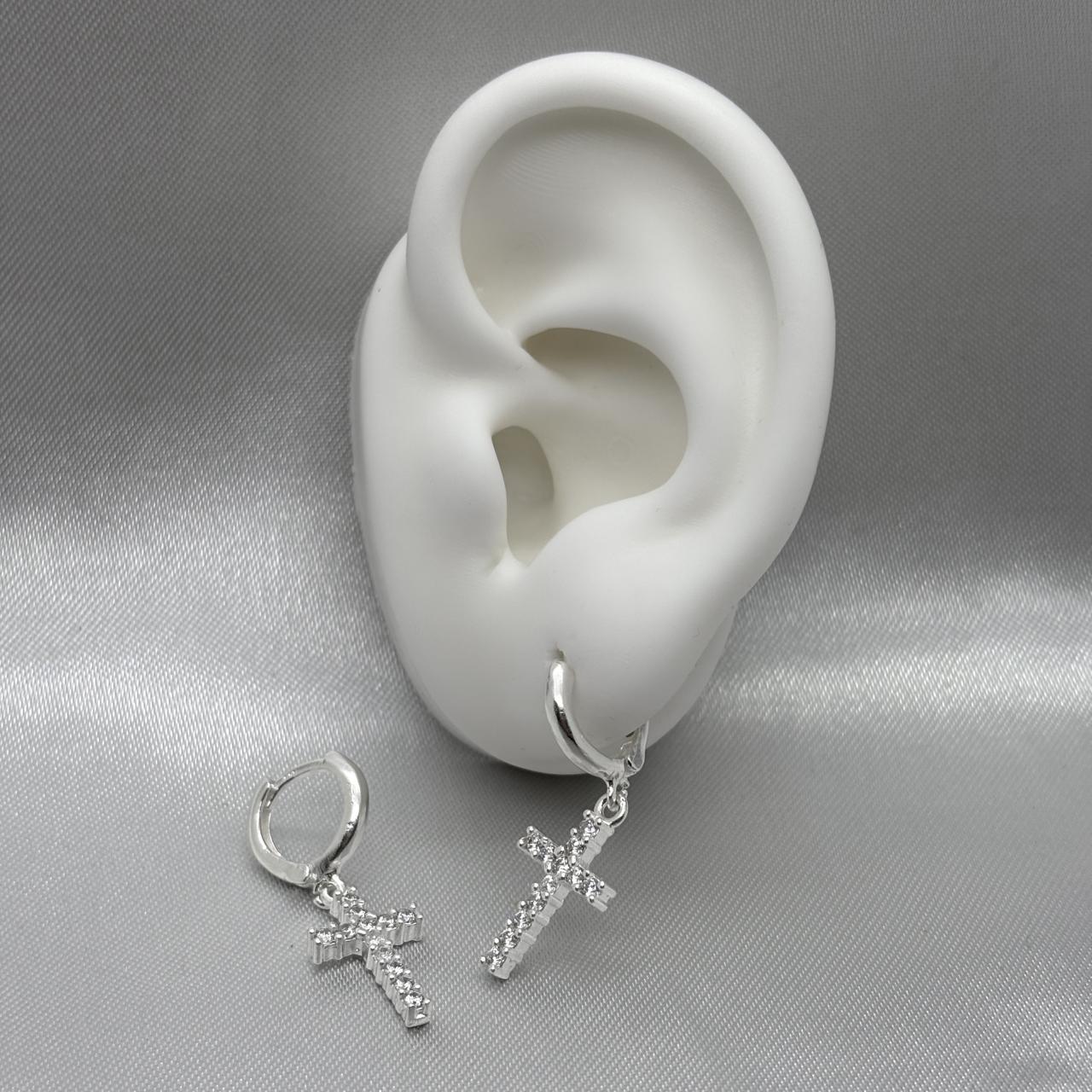 #H162 - Huggie Colgante De Cruz Con Zirconia Plata - F3.6