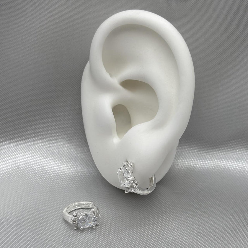 #H156 - Huggie De Plata Elegante Con Zirconia - F2.9