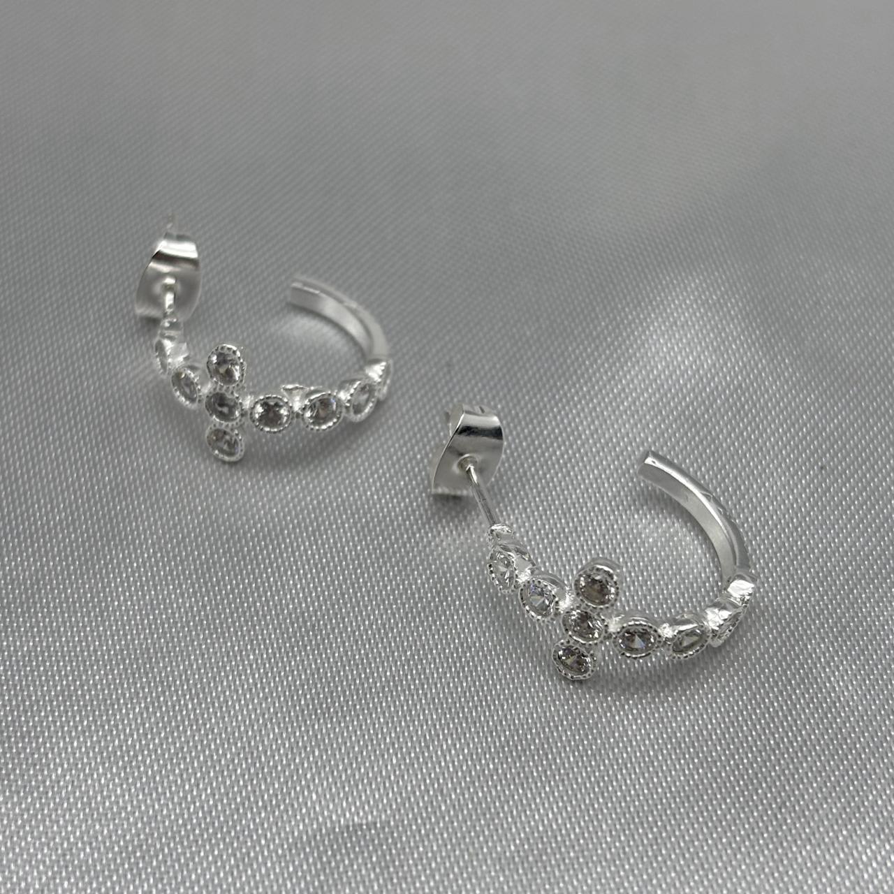 #H179 - Huggie Circular De Cruz Con Piedra Zirconia De Plata - ZC2.7