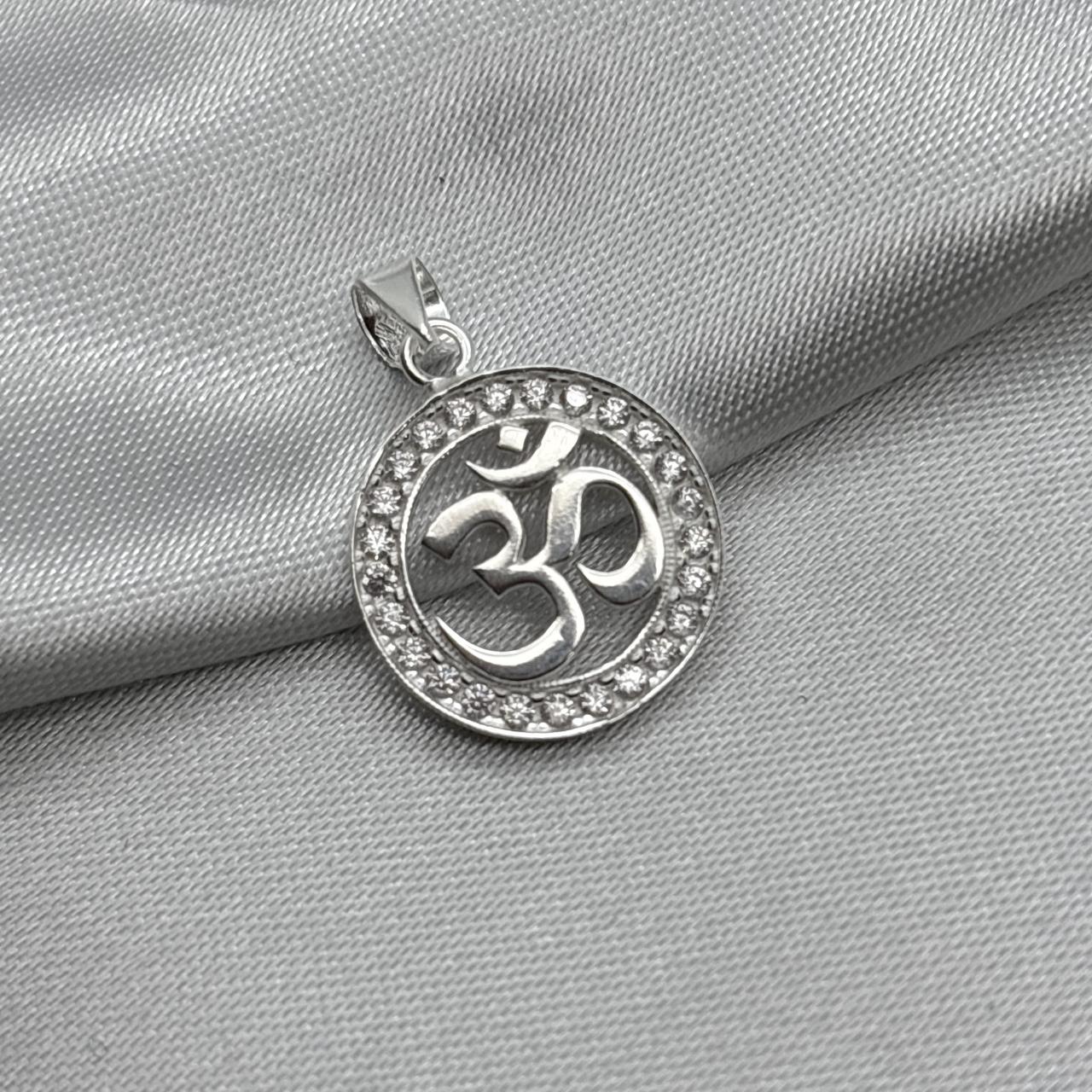 #D480 - Dije OM Forma Circular Con Zirconia Plata - A09/2.1