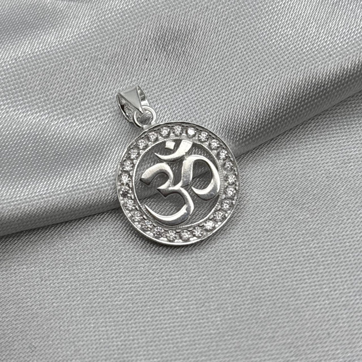 #D480 - Dije OM Forma Circular Con Zirconia Plata - ZC2.1