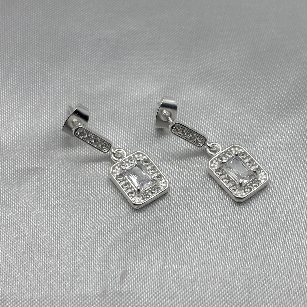 #AR184 - Arete Cuadro Con Piedra Zirconia Central Plata - ZC3.4