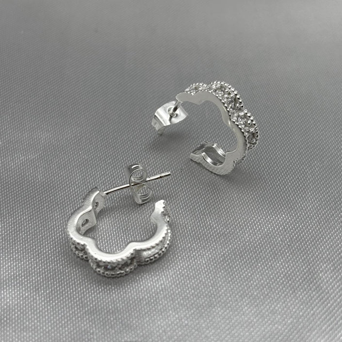 #H180 - Huggie De Flor Con Piedra Zirconia Plata - ZC4.0