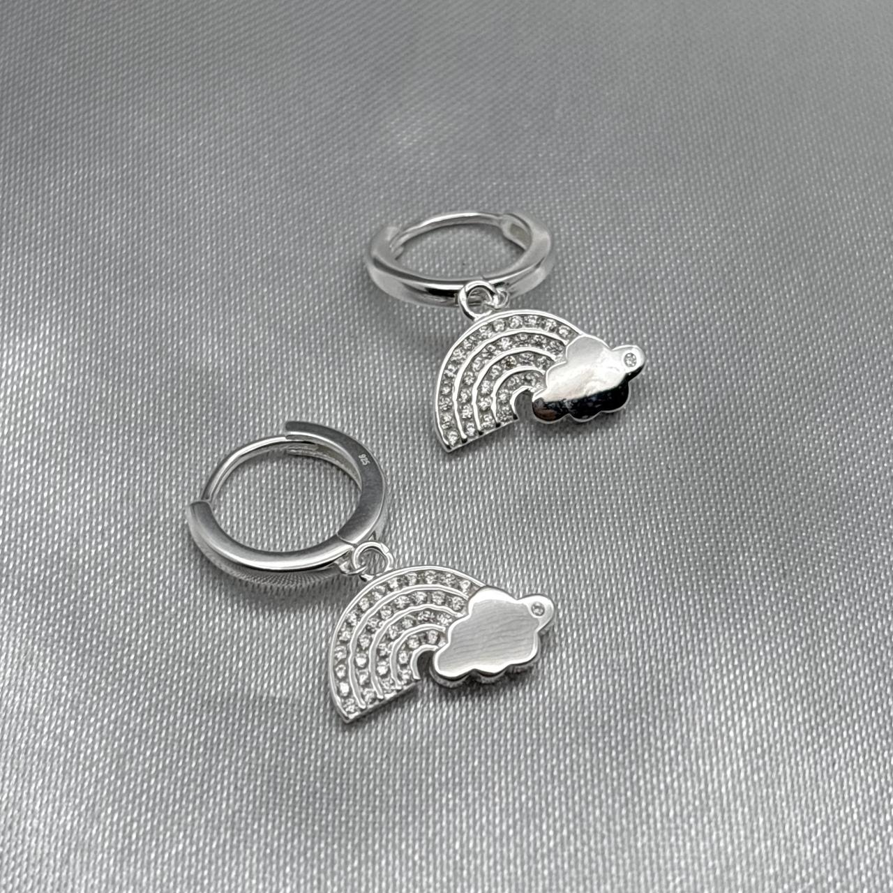 #H181 - Huggie Colgante De Arcoiris Con Nube Y Piedra Zirconia Plata - IP3.7