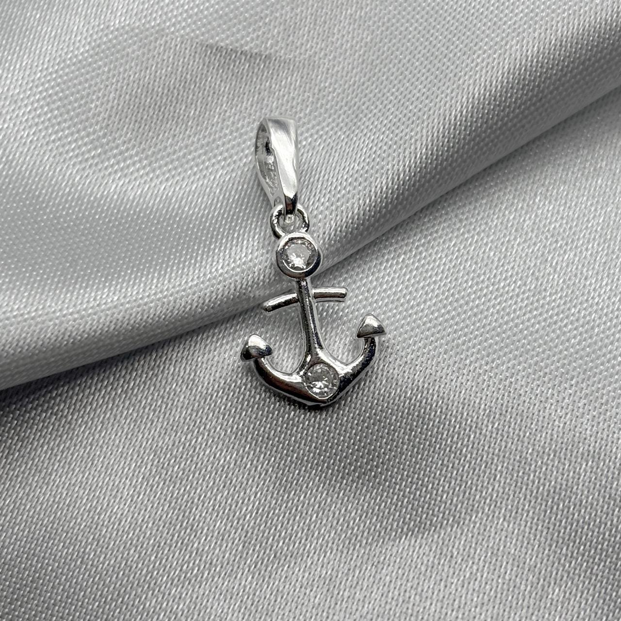 #D246 - Dije Forma De Ancla Con Zirconia En El Centro Plata - A13/1.4