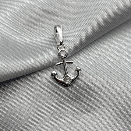 #D246 - Dije Forma De Ancla Con Zirconia En El Centro Plata - A13/1.4