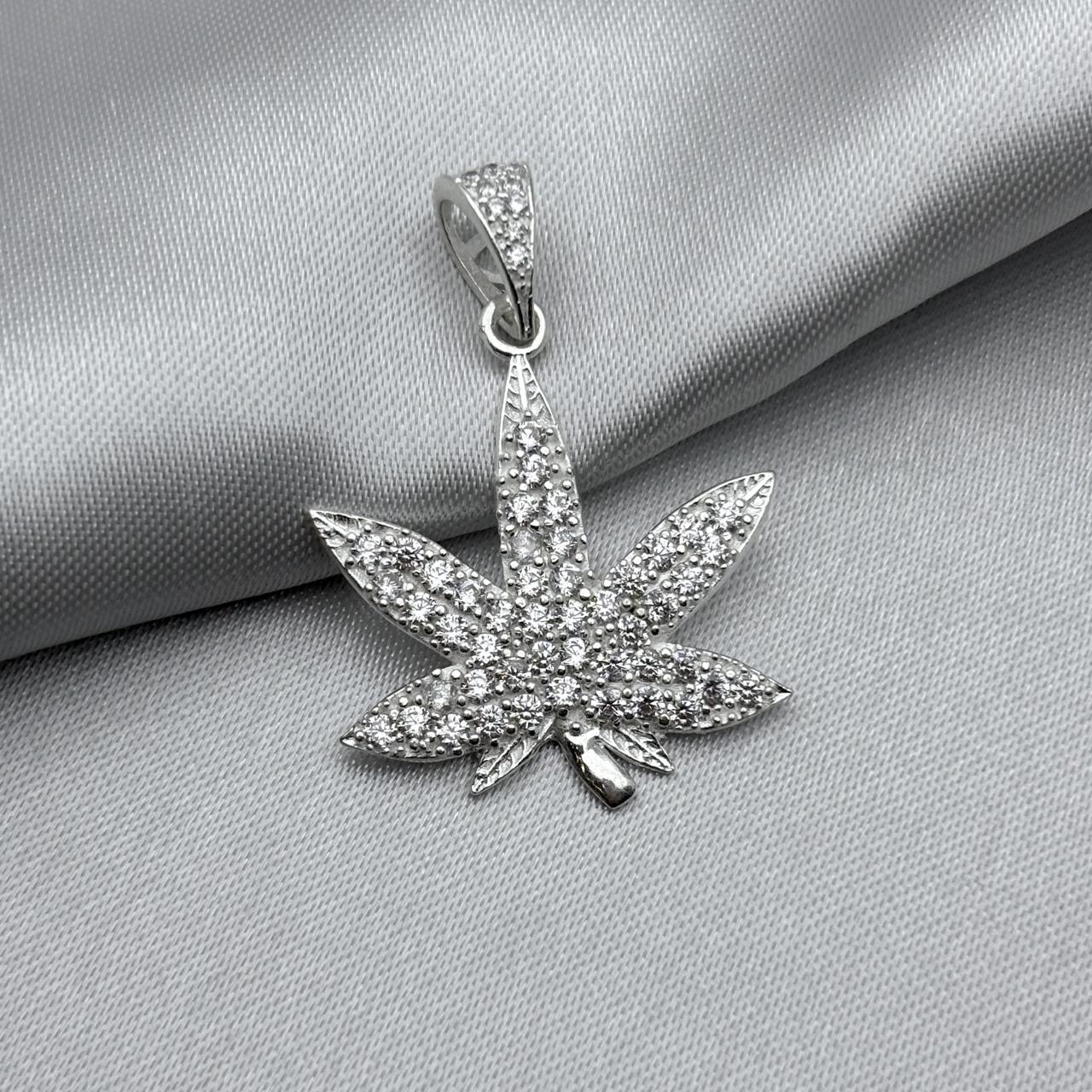 #D420 - Dije Hoja De Cannabis Con Zirconia Plata - A10/4.2