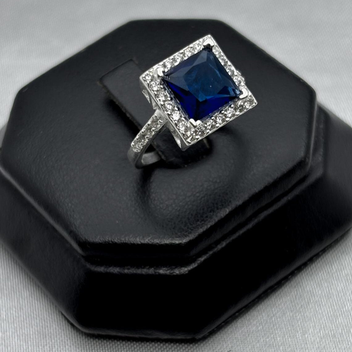 #AD161 - Anillo Cuadrado Con Zirconia Plata - A09/3.4