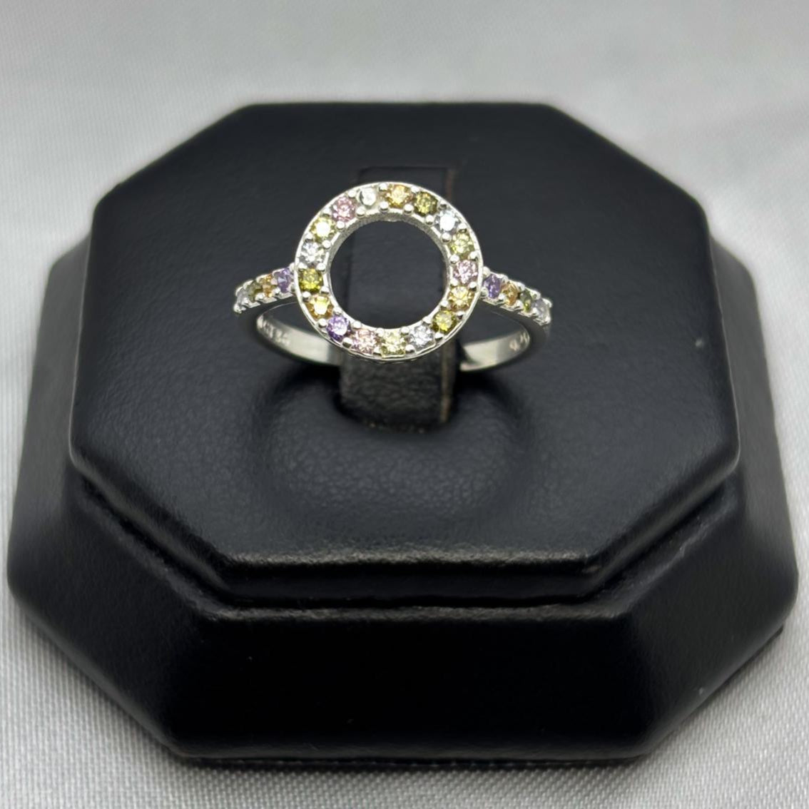 #AD204 - Anillo Circulo Con Zirconias Plata - A09/2.1