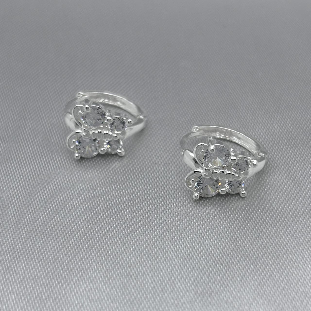 #H109 - Huggie Mariposa Con Zirconia Plata - A15/3.0