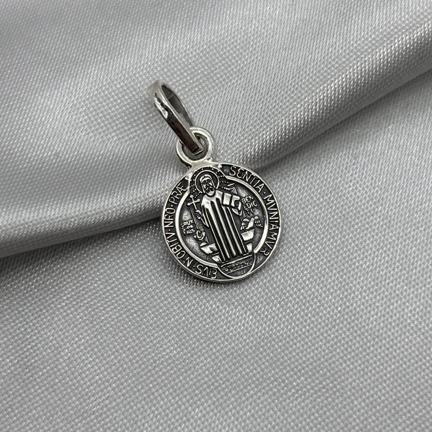 #D597 - Dije/Medalla San Benito Plata Pavonada - A13/3.0