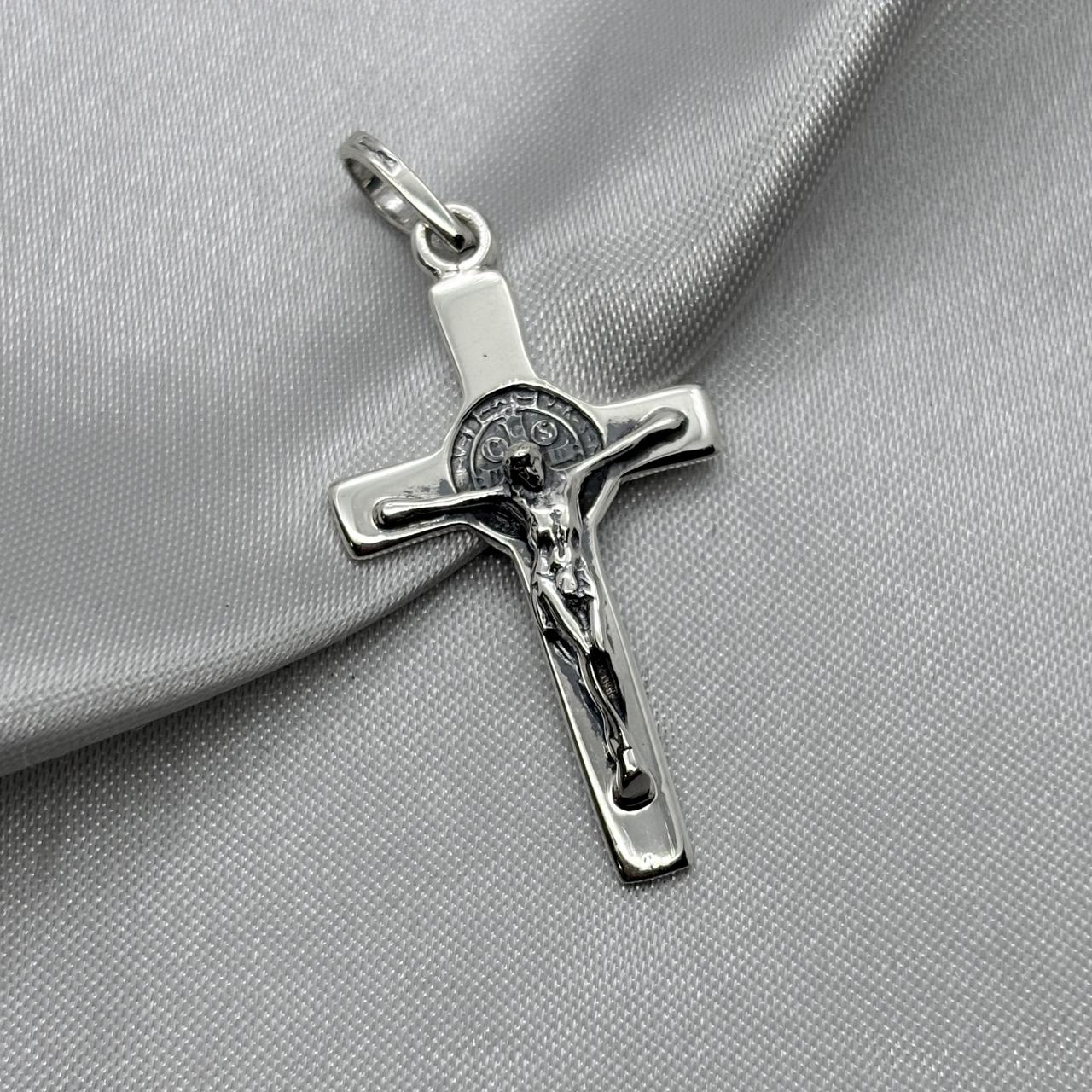 #D127 - Dije Crucifico San Benito Plata Pavonada - A13/9.3