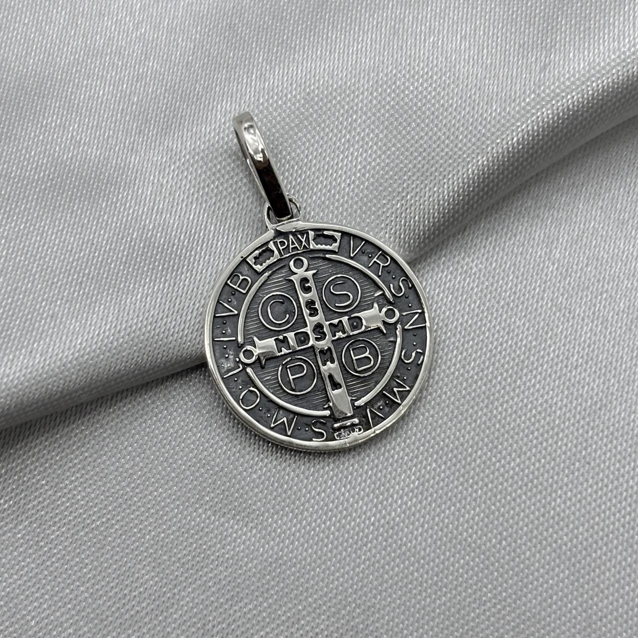 #D597 - Dije/Medalla San Benito Plata Pavonada - A13/3.0