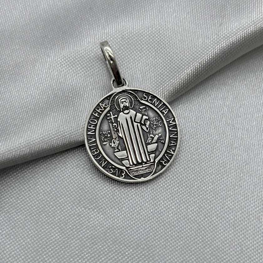#D597 - Dije/Medalla San Benito Plata Pavonada - A13/3.0