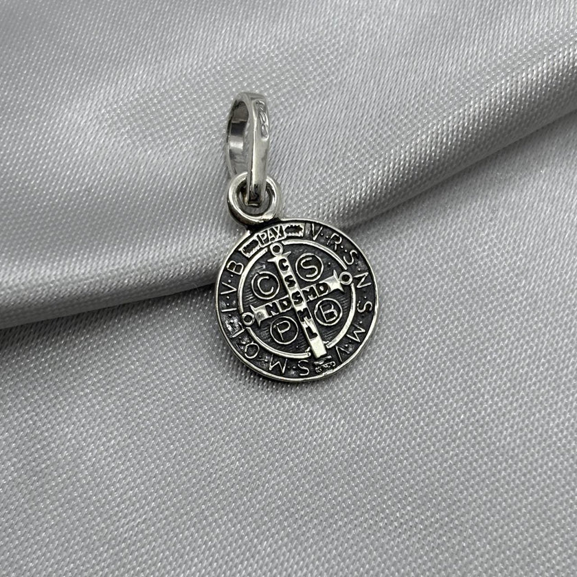 #D597 - Dije/Medalla San Benito Plata Pavonada - A13/3.0