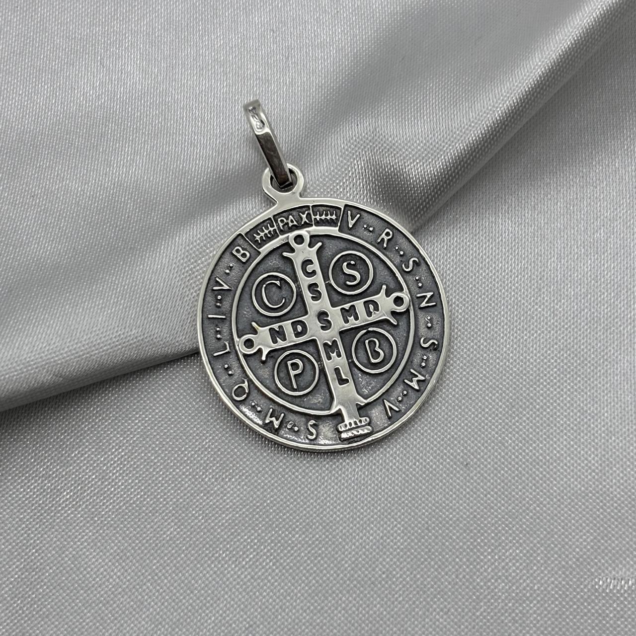 #D597 - Dije/Medalla San Benito Plata Pavonada - A13/3.0