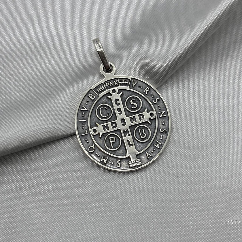 #D597 - Dije/Medalla San Benito Plata Pavonada - A13/3.0