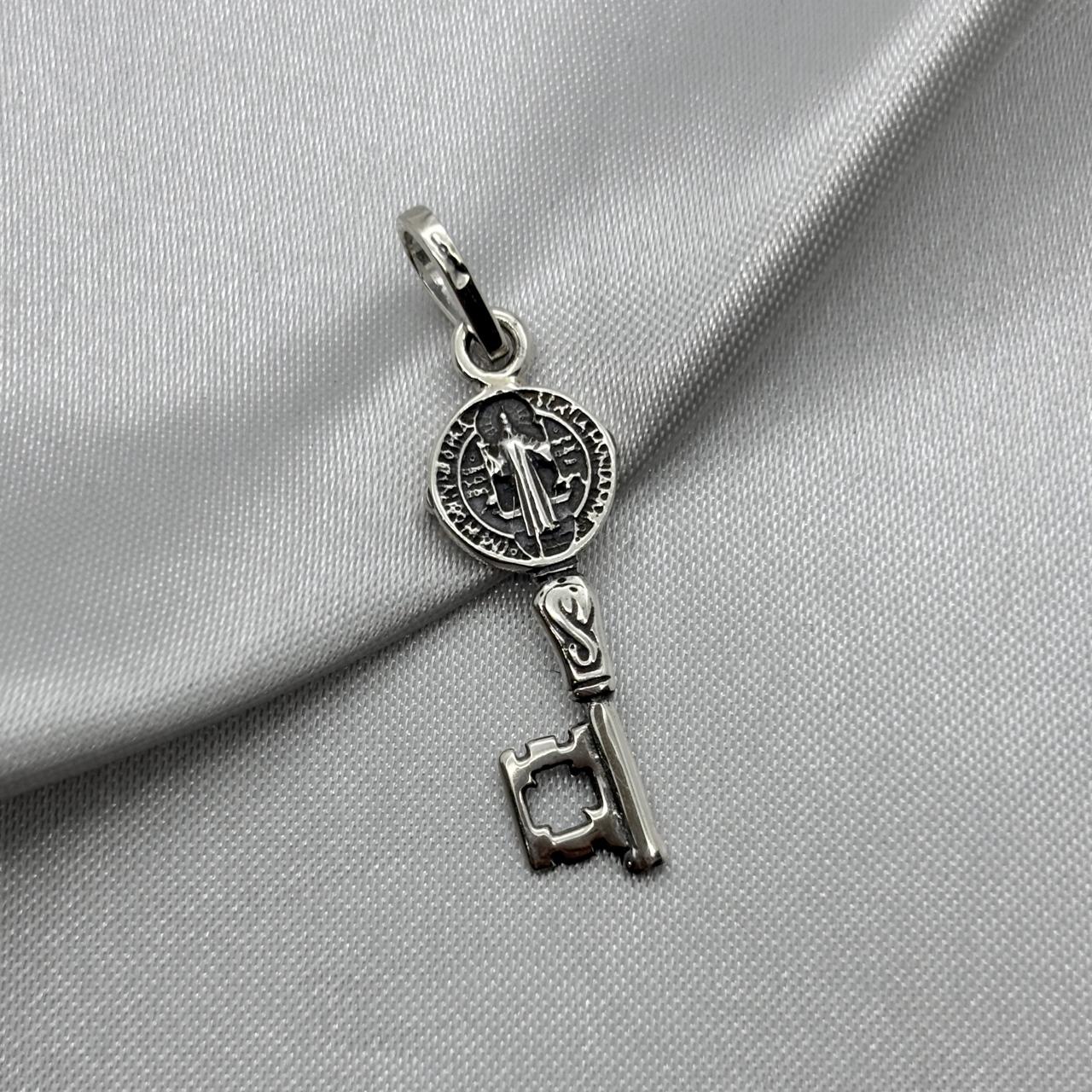 #D595 - Dije Llave De San Benito Plata Pavonada - A13/3.0