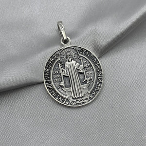 #D597 - Dije/Medalla San Benito Plata Pavonada - A13/3.0