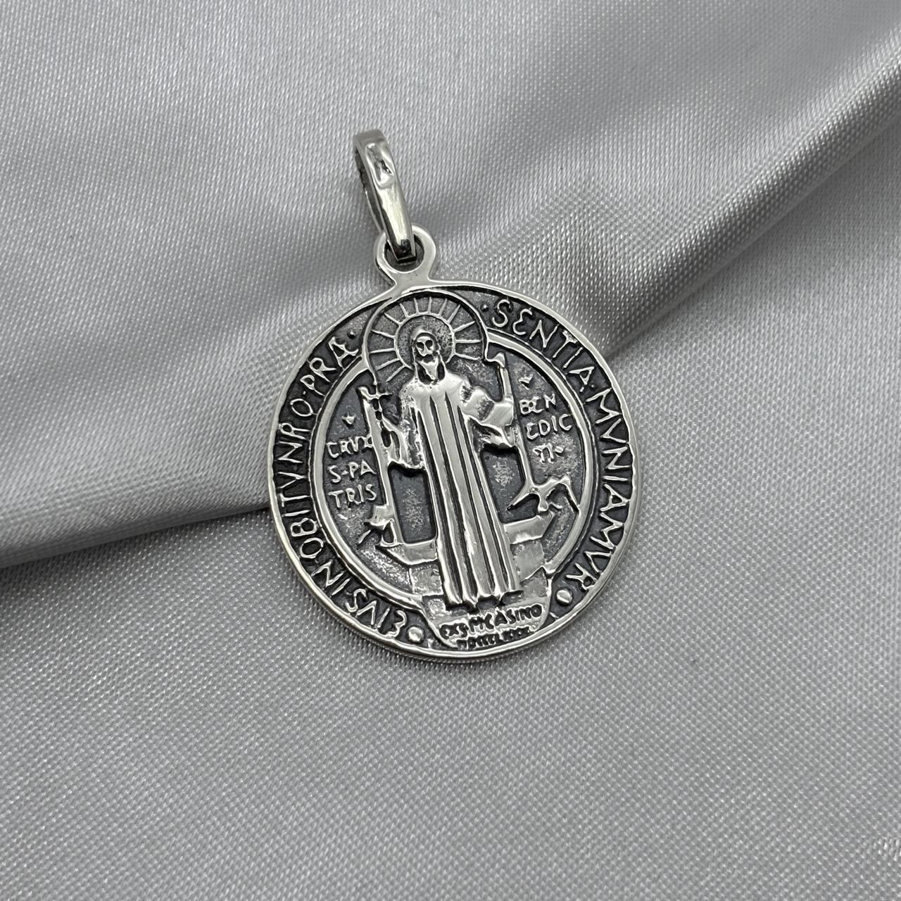 #D597 - Dije/Medalla San Benito Plata Pavonada - A13/3.0