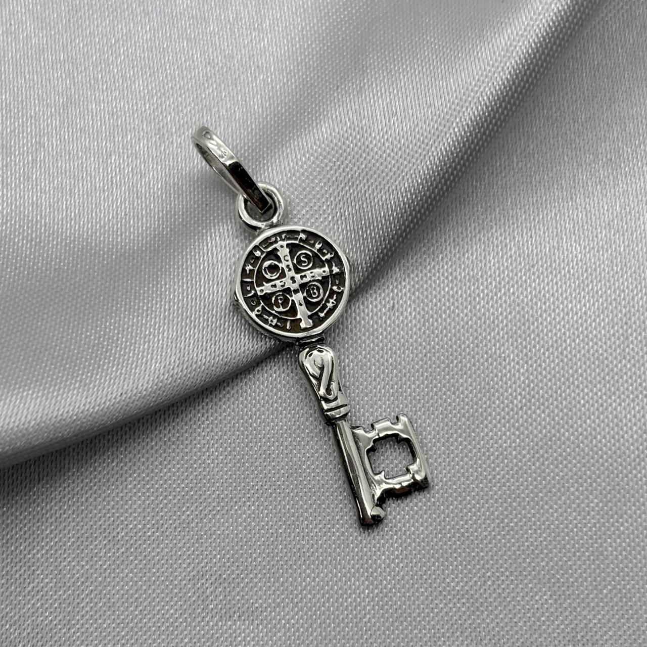 #D595 - Dije Llave De San Benito Plata Pavonada - A13/3.0