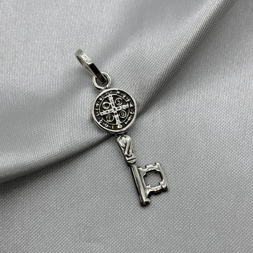 #D595 - Dije Llave De San Benito Plata Pavonada - A13/3.0